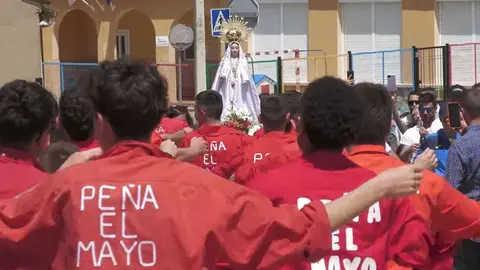 Vecinos de Espej&oacute;n honrando a la virgen durante las fiestas de Nuestra Se&ntilde;ora  La Virgen de los Brezales