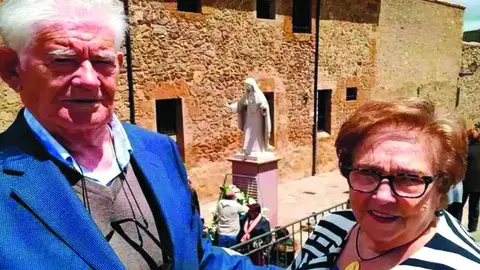 Juana Lacal, y su marido Donato Modrego, ante la imagen de Sor Mar&iacute;a de Jes&uacute;s en &Aacute;greda.