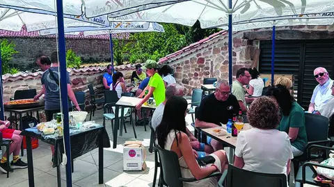 Vecinos de Hacinas del Pinar estrenando el nuevo local de Alberto Gallego