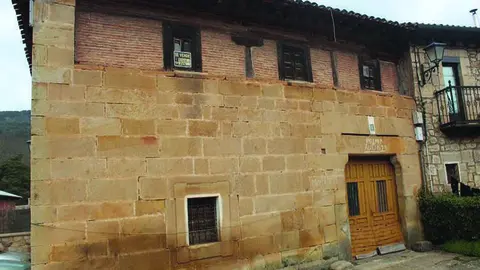 Casona que se quiere rehabilitar como centro de la carreter&iacute;a en Molinos.