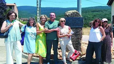 Vecinos de la localidad de Covaleda durante el acto de homenaje a Miguel &aacute;ngel Lacha