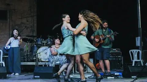 Representaci&oacute;n de danzas irlandesas en una de las actuaciones del grupo Irish Treble durante su gira.