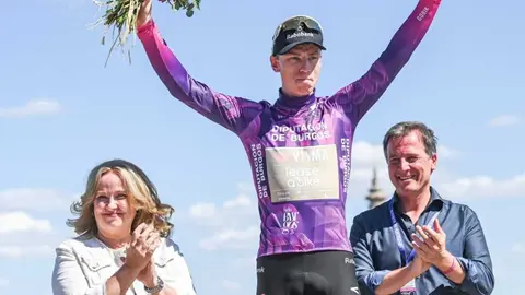 Matthew Brennan con el maillot morado de l&iacute;der de la general/ XLVIII Vuelta a Burgos
