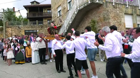 Vecinos de Rabanera bailando las jotas en la procesi&oacute;n en honor a San Juan Bautista Degollado. Edici&oacute;n 2025.