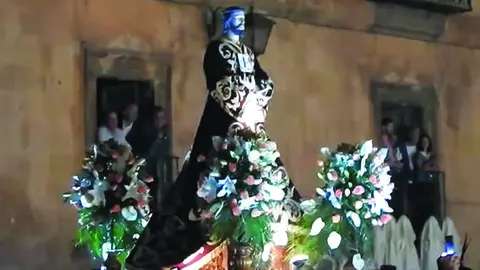 Bajada de Jes&uacute;s en la plaza de la localidad durante las fiestas de 2025