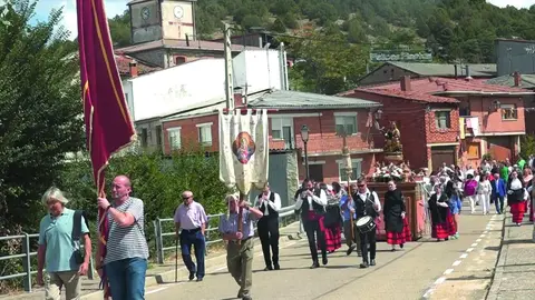 Vecinos de la localidad realizando la procesi&oacute;n en honor a Natividad de Nuestra Se&ntilde;ora en las fiestas de 2025