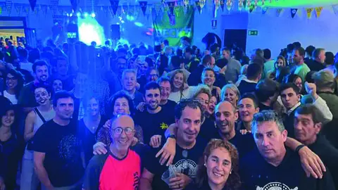 Vecinos de Navas del Pinar celebrando el Oktobernavasfest en 2024