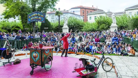 Representaciones teatrales en las calles del Paseo del Espol&oacute;n en Burgos en ediciones anteriores del EnClave de Calle