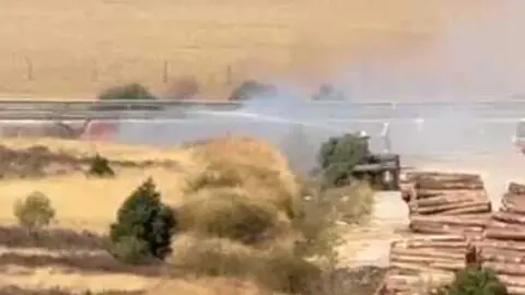 Fuego en el pasto del pol&iacute;gono de la localidad siendo intervenido por los bomberos.