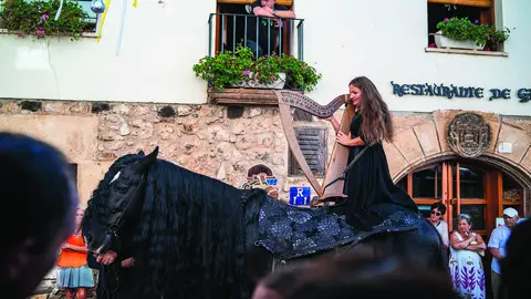 Una de las actuaciones celebradas en el Festival de Mujeres Creadoras desarrollado en las calles de Covarrubias.