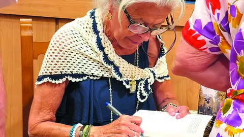 Mar&iacute;a Eugenia Sanz firmando ejemplares tras el acto de presentaci&oacute;n.