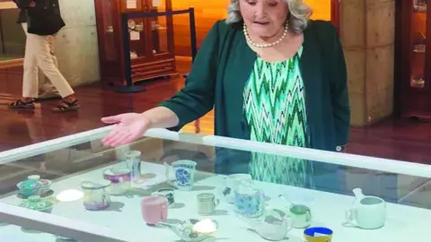 Evangelina Rodr&iacute;guez, autora de la exposici&oacute;n, explicando una de las secciones.