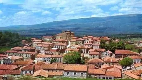 Ofrenda floral, pregón y concurso de pancartas en el arranque de las fiestas grandes de Vilviestre del Pinar