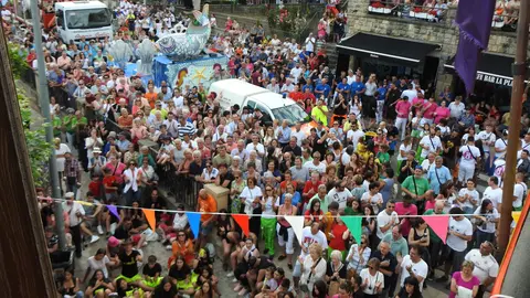 La pingada, procesión, verbenas y el ambiente de las peñas hacen especiales estos días en Quintanar de la Sierra