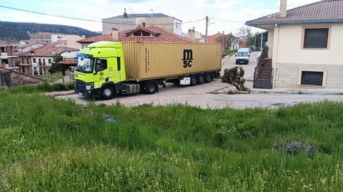 Malestar entre vecinos de Hontoria del Pinar por soportar el tráfico pesado por la calle alternativa a la travesía