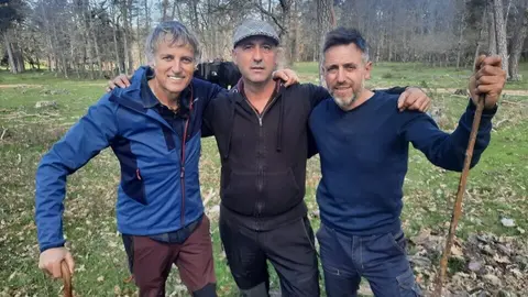 Los vecinos de Pinares acogen con expectación las grabaciones de 'Volando voy' con Jesús Calleja y el equipo de TV