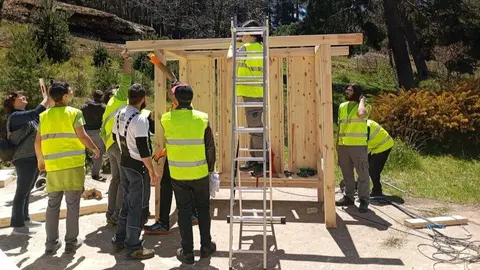 Revenga acoge el montaje del proyecto ganador de Ángel Luis Rocandio, de Quintanar, y  Andrea Mediavilla, de Vilviestre, en marquesinas de madera