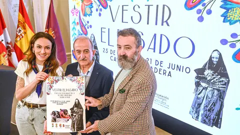 La Diputación de Burgos y el Comunero inauguran la exposición 'Vestir el Pasado' en la Casa de la Madera de Revenga
