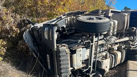 Vuelca un camión cargado de madera en la CL-117 entre Revenga y Regumiel de la Sierra
