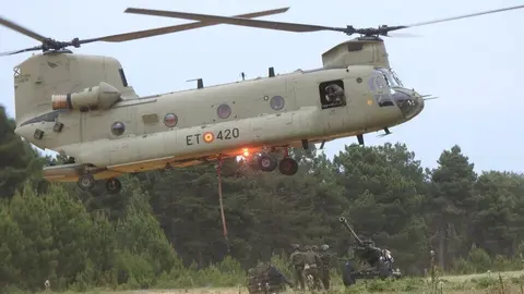 Paracaidistas y Fuerzas Aeromóviles del Ejército de Tierra realizan una demostración de helitransporte en El Amogable