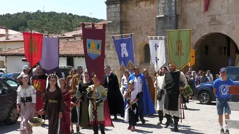 Orestes Barbero recibe la Cereza de Oro en el Encuentro Medieval y Fiesta de Covarrubias