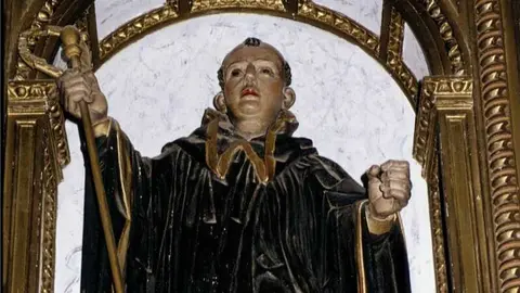 El vecindario celebra la fiesta de San Leonardo Abad con misa, procesión, actividad infantil y espectáculo de humor