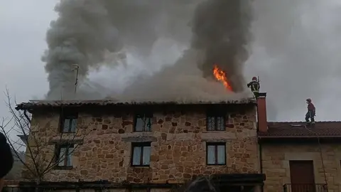 El incendio en una casa rural de Canicosa moviliza al pueblo y los equipos de extinción de la zona