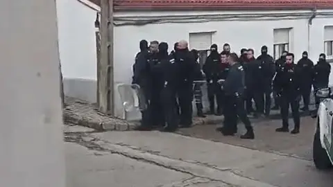 Amplio despliegue de la Guardia Civil para la detención de un hombre atrincherado tras un altercado en el colegio de Navaleno