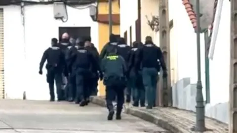 La Guardia Civil libera a los dos niños y detiene al hombre atrincherado en Navaleno