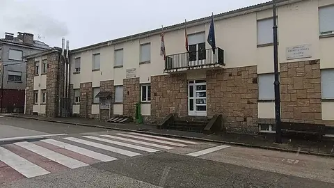 Concentración de los padres en el colegio de Navaleno tras dejar el juez en libertad al presunto causante del altercado en el centro