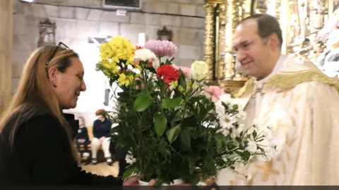 La ofrenda a la Virgen de las Candelas abre las fiestas de invierno en Quintanar de la Sierra