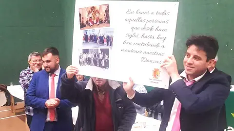 El Ayuntamiento de San Leonardo rinde homenaje al grupo de danzantes y al de teatro La Candelaria en El Café de San Blas