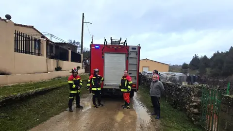 La crecida del río Lobos en Hontoria del Pinar pone en alerta a bomberos y Guardia Civil