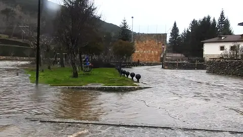 Los vecinos de Salduero muestran su malestar por la falta de atención de la CHD ante una nueva crecida del Duero