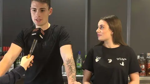 El Bar Código reabre con los jóvenes Andrea y Óscar tras la barra