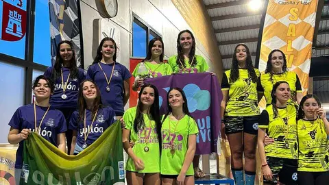 La navalenense Celia Munera García, junto a sus compañeras de equipo, se proclamaron vencedoras de Castilla y León en el relevo 4x50 combinado