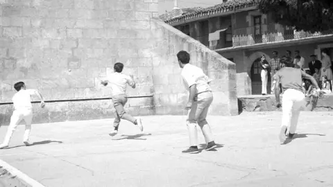 ABERRACIONES EN EL TIEMPO. 45 años desde que se tiró el frontón de Navaleno para hacer una calle en dos direcciones