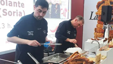 Mario Sanz, de Navaleno, arranca las demostraciones en Alimentaria  2026  tras ganar el Torrezno de Innovación con la Gastrotasquita