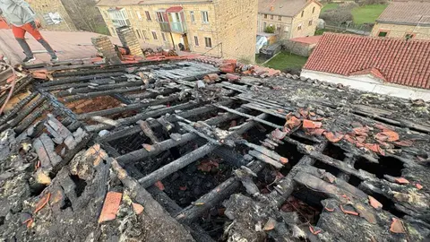 Los bomberos de Quintanar sofocan un fuego que calcina un tejado de un edificio de viviendas en Quintanar de la Sierra