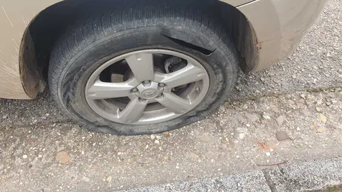 Amanecen pinchadas las ruedas del vehiculo de un concejal de Covaleda horas después de una sesión plenaria