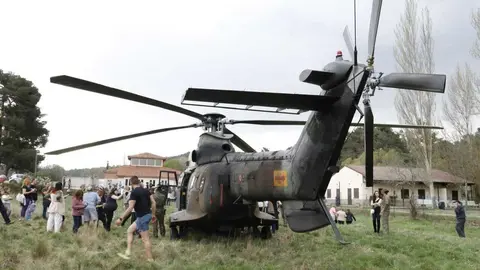 Las FAMET enseñan el helicóptero y la maquinaria en su estancia en Navaleno