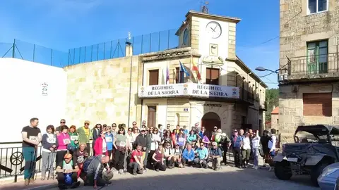 Organizadores y participantes en la Muñalba Trail se concentran en Regumiel como homenaje al corredor fallecido