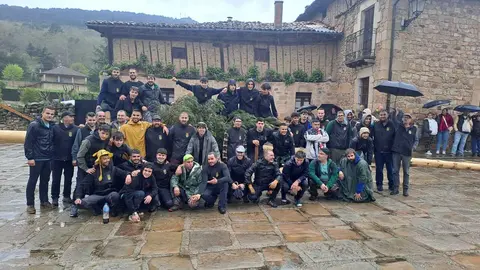La lluvia obliga a aplazar la pingada del Mayo en Salduero tras trasladar el pino a la plaza