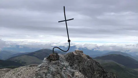 El Ayuntamiento de Covaleda sustituye la cruz del Pico Urbión colocada por el Consistorio de Duruelo