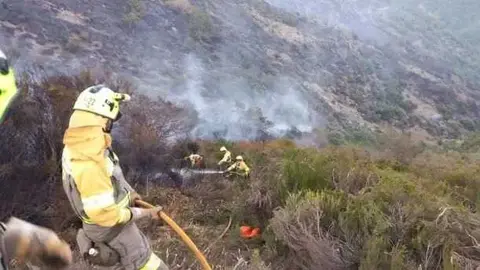Controlado, pero no extinguido, el incendio de Villoslada de Cameros tras una noche intensa de trabajo