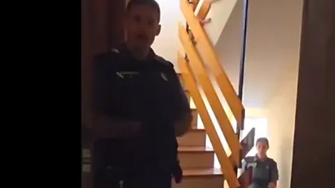 Un hombre amenaza en Salas con el estallido de artefactos explosivos y obliga a actuar a las fuerzas de seguridad