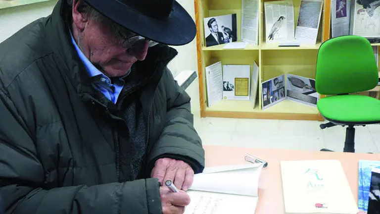 Momento de firmas de libros a cargo de Joaqu&iacute;n Ara&uacute;jo
