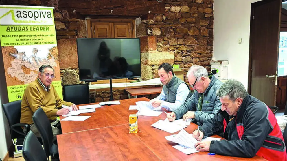 El presidente de ASOPIVA, Tom&aacute;s Mart&iacute;nez, y promotores de la zona.