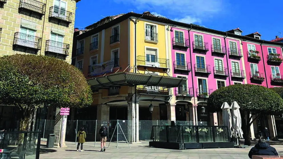 El edificio en Cardenal Segura ha sido vallado por seguridad