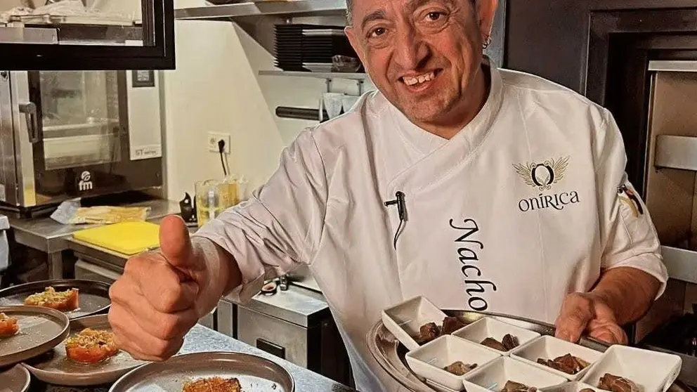El chef Nacho Rojo en los fogones del restaurante burgal&eacute;s On&iacute;rica
